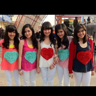 <a href="/ifyNRP/">ifyalyssa</a> @siviazizahNRP @Febby_NRP @PricillaNRP Kamu kamu lagi, ohh tuhan tolonglah. can't stop thingking, about you..