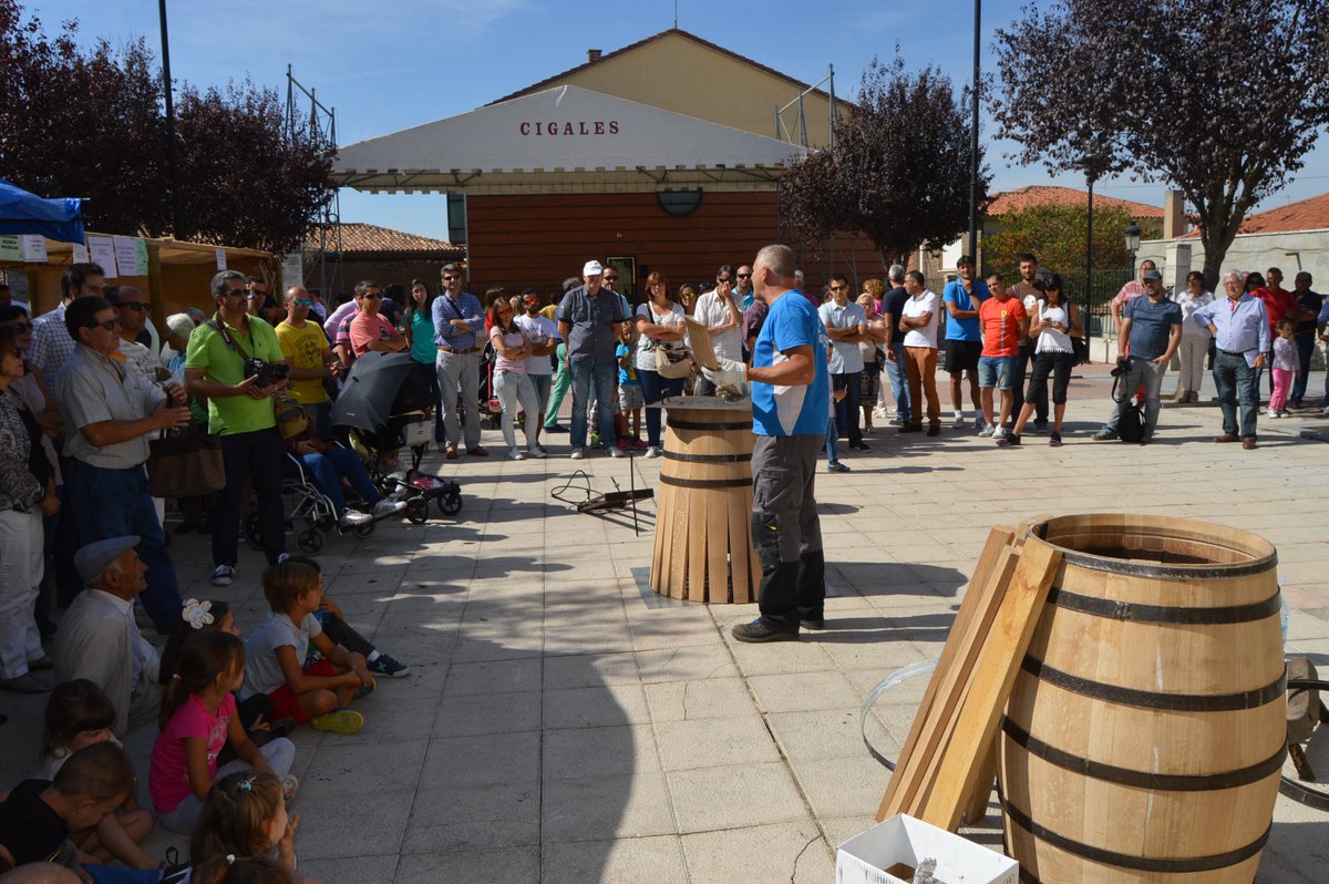 TurismoCigales's tweet photo. Demostración en vivo de elaboración de una barrica a cargo de la #ToneleríaBurgos de @AytoNavaDelRey #FiestadelaVendimia #Cigales https://t.co/8BQ4Hu0ntX