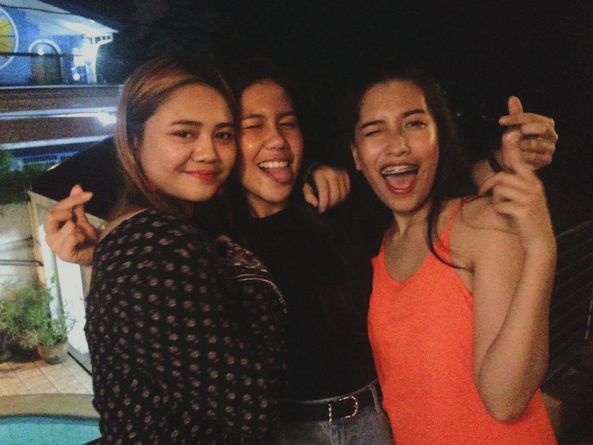 edenwow_'s tweet photo. Get a friend na willing padin ipost yung pics nyo together kahit siya lang yung mataba :—( haha love u friends ♡ @paulynnicole @_heyitsrese https://t.co/nVH1tTuIdK