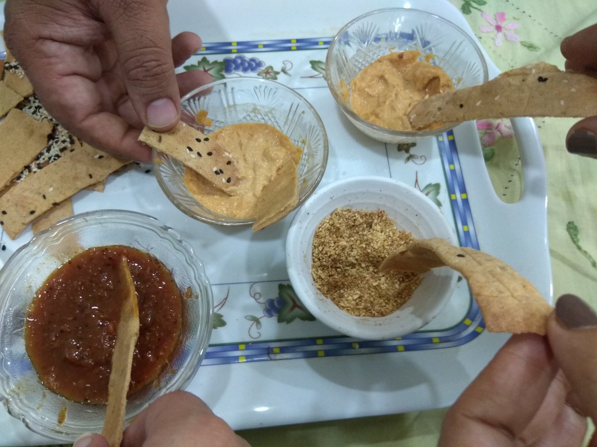 amitpamnani77's tweet image. 9 grain crackers with sesame seeds with assorted chutneys celebrating #ChutneyDay #ChipNDip