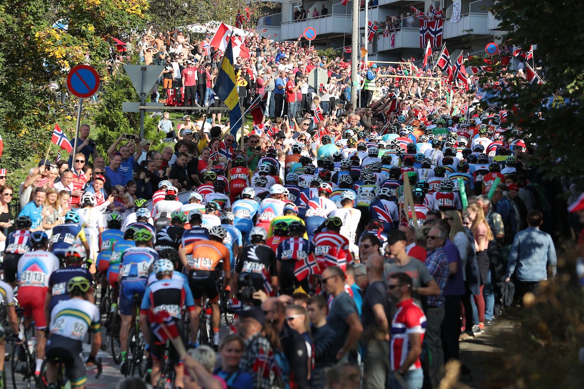 😮 🙌 Spot the Cyclists 🚴 #Bergen2017