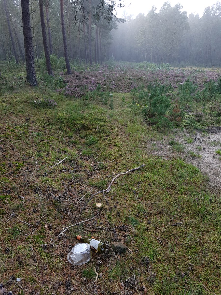 Bedankt "natuurliefhebber". Dwars door een #rustgebied lopen en dan ook je #afval achter laten. 😡 #verstoring #edelhertenbronst  #Ede