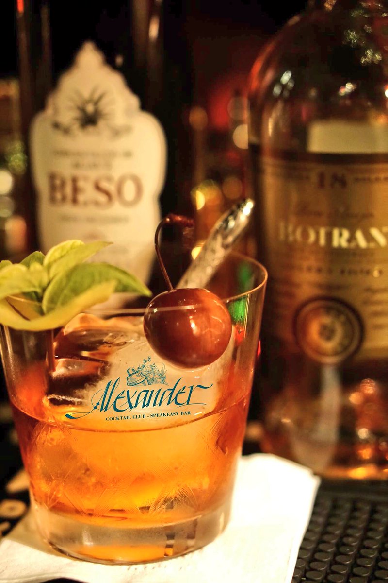 AlexanderCoctel's tweet photo. Beso de Noche
#AlfonsoMaya #AlexanderCocktailClub #AlexanderSpeakEasy #Granada #Cocktails #Cocteles #Ron #Botran #Botran18 #ElBeso 🌬🍸❤️🍸🌬 https://t.co/UT6Lrc9gbW