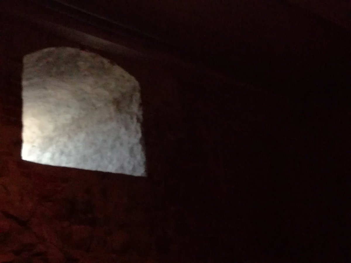 museomursut's tweet photo. Kävimme muun muassa huoneessa, joka oli 1200-luvulla juhlakäytössä. Tuohon aikaan on ilmeisesti uskallettu olla hämärässä. https://t.co/texMTW35IS