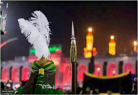 هم دارت سنه وزينب بعدهي تعد
وتحسب ل ابو فاضل ما يرد؟ يرد؟

وتتعب من اديها وتلتفت للغيم
وتگله تره ازعل لو نسه الموعد