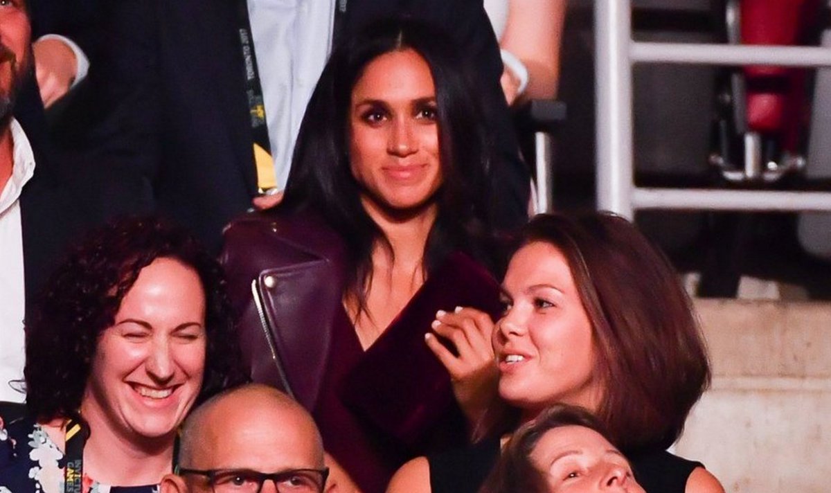 ICYMI, Meghan Markle made her royal debut last night in Toronto ow.ly/CFbr30fnNNB https://t.co/dzuhfO88Ap