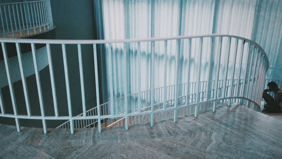 TheMsSnowfire's tweet image. The curve of the stairway begs provokes movement of the eye and the movement of your body with it #advance @CHICAGOFRAMED