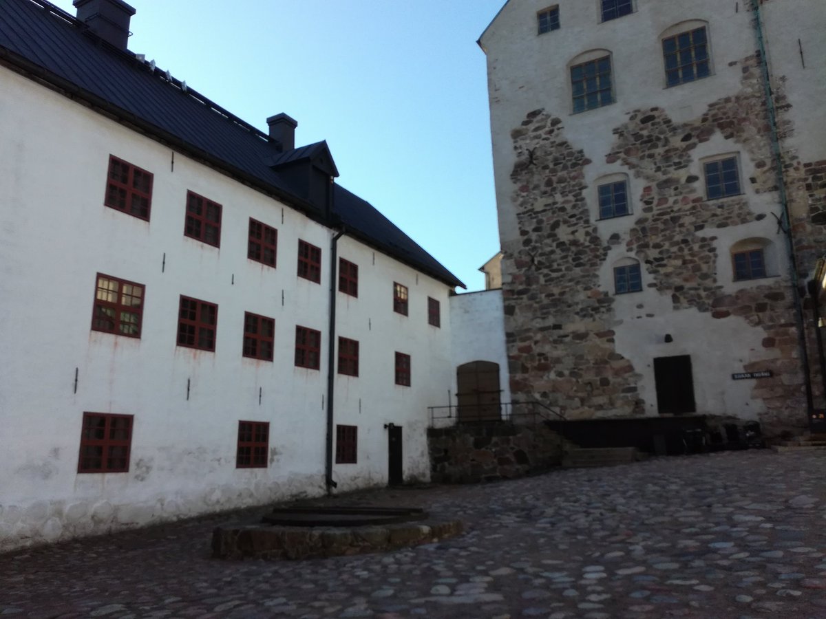 museomursut's tweet photo. Turun linnan kaikki kolme kaivoa ovat edelleen käyttökunnossa, vaikkei vesi olekaan yhtä maistuvaa kuin nykyinen vesijohtovesi. https://t.co/DbeoJG1AEE
