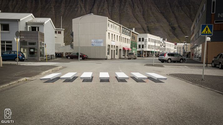 fcingolani's tweet photo. En Islandia están probando esta ilusión óptica en una senda peatonal para que los conductores reduzcan la velocidad. https://t.co/UJiSr5YW87 https://t.co/NF722UsEJM