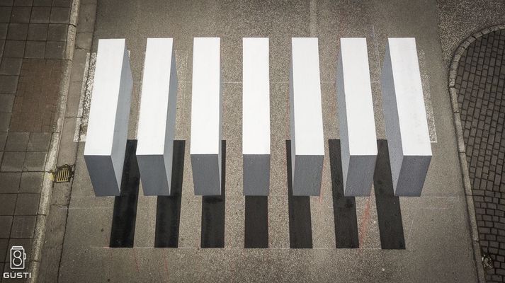 fcingolani's tweet photo. En Islandia están probando esta ilusión óptica en una senda peatonal para que los conductores reduzcan la velocidad. https://t.co/UJiSr5YW87 https://t.co/NF722UsEJM