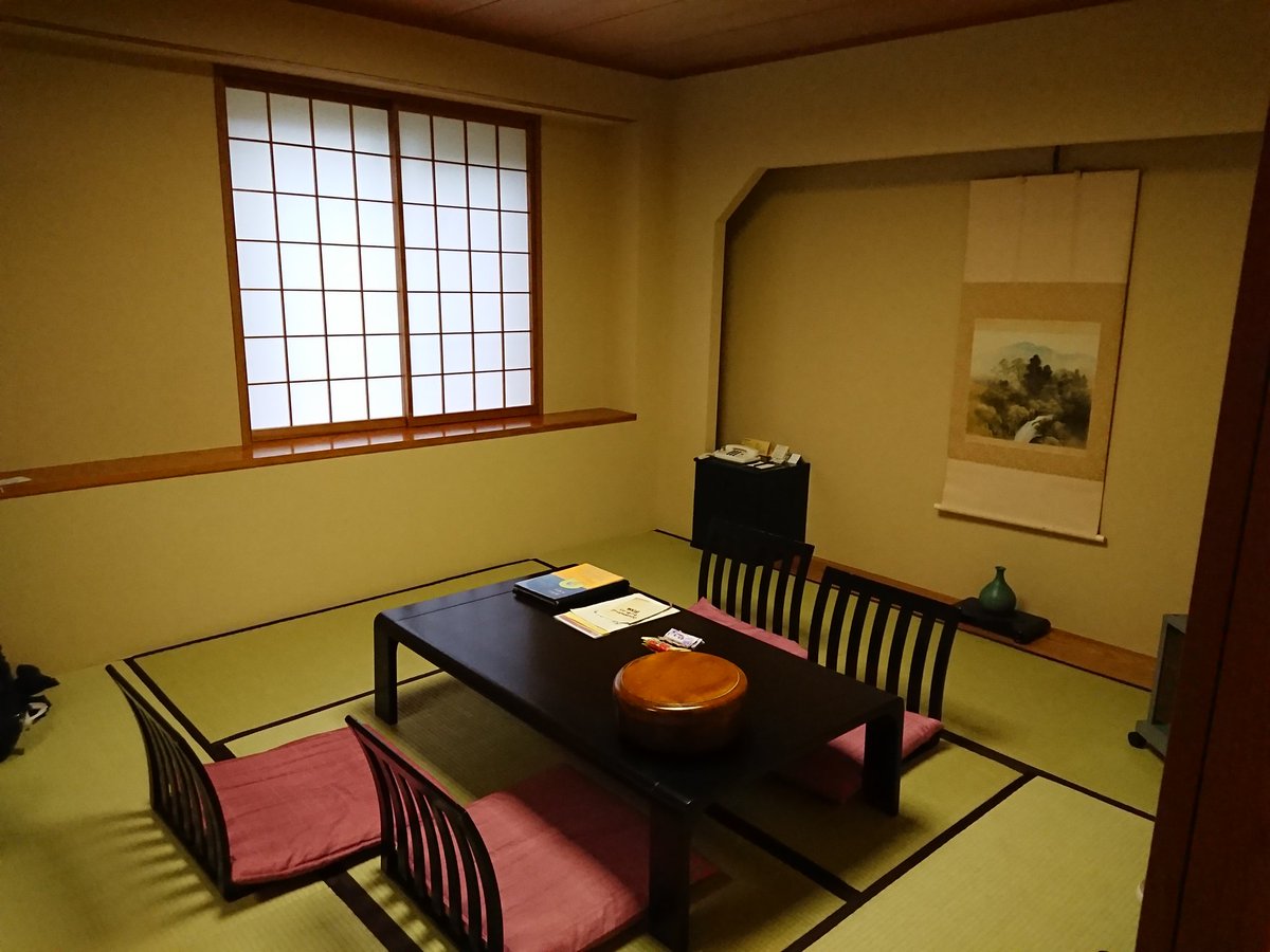 J ジェームズ 本日泊まるホテルの部屋です もう昨日稲川淳二さんのライブで旅館の怪談聞いちゃったから なんだかやだな こわいな の世界ですよ まあ 普通のお部屋なのですがね 良いホテルだ