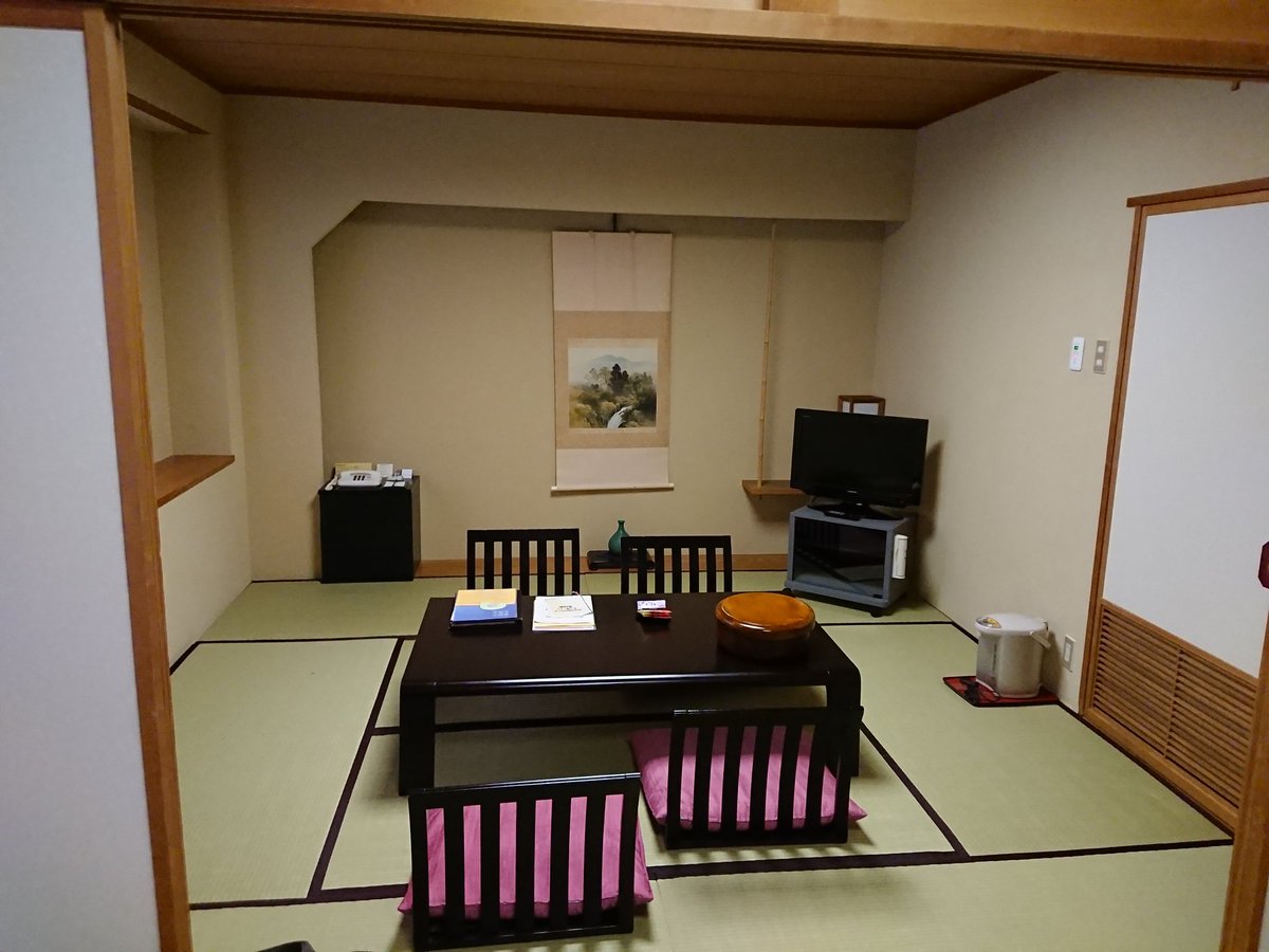 J ジェームズ 本日泊まるホテルの部屋です もう昨日稲川淳二さんのライブで旅館の怪談聞いちゃったから なんだかやだな こわいな の世界ですよ まあ 普通のお部屋なのですがね 良いホテルだ