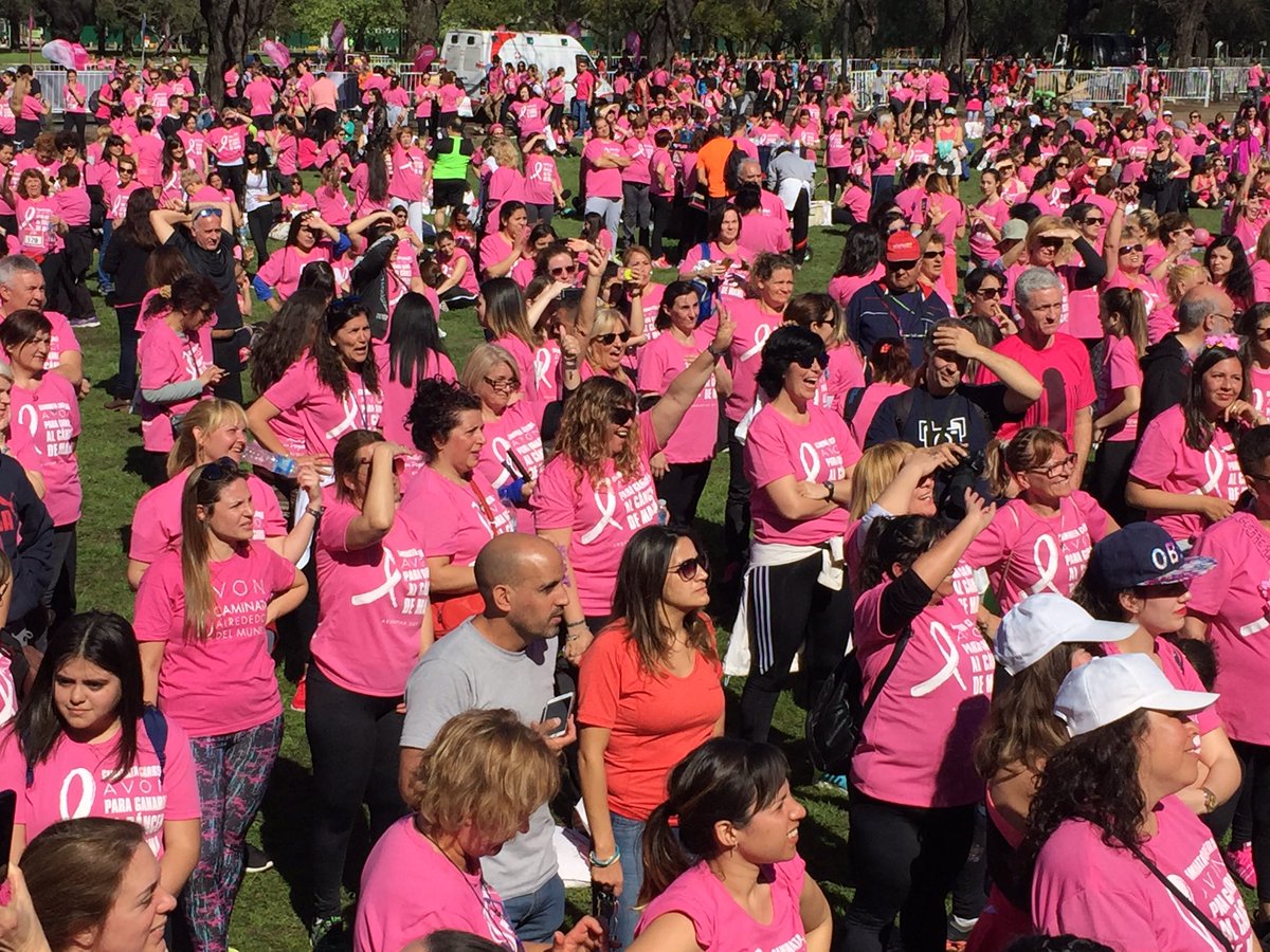 id4you's tweet photo. La ola rosa de @FundacionAvon en la #CaminataAVON para luchar contra el #cancerDeMama https://t.co/Y6HRN5J7aJ