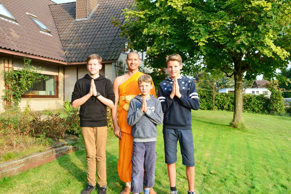 DhammakayaInfo's tweet photo. วัดพุทธฮัมบวร์ก จัดโครงการปฏิบัติธรรมชาวเยอรมัน (Meditation für Anfänger) กว่า 25 ท่านได้เรียนรู้การทำสมาธิเบื้องต้น https://t.co/V0IwR1mLH0