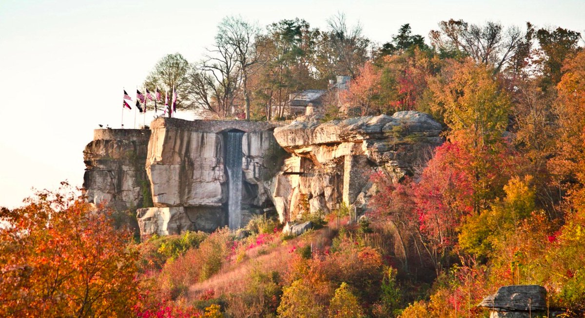 thechattanoogan's tweet photo. Come visit our beautiful city this Fall with our Discover The Mountain package. https://t.co/NhQOdACkfa #TheChattanoogan https://t.co/POYlTyo3zD