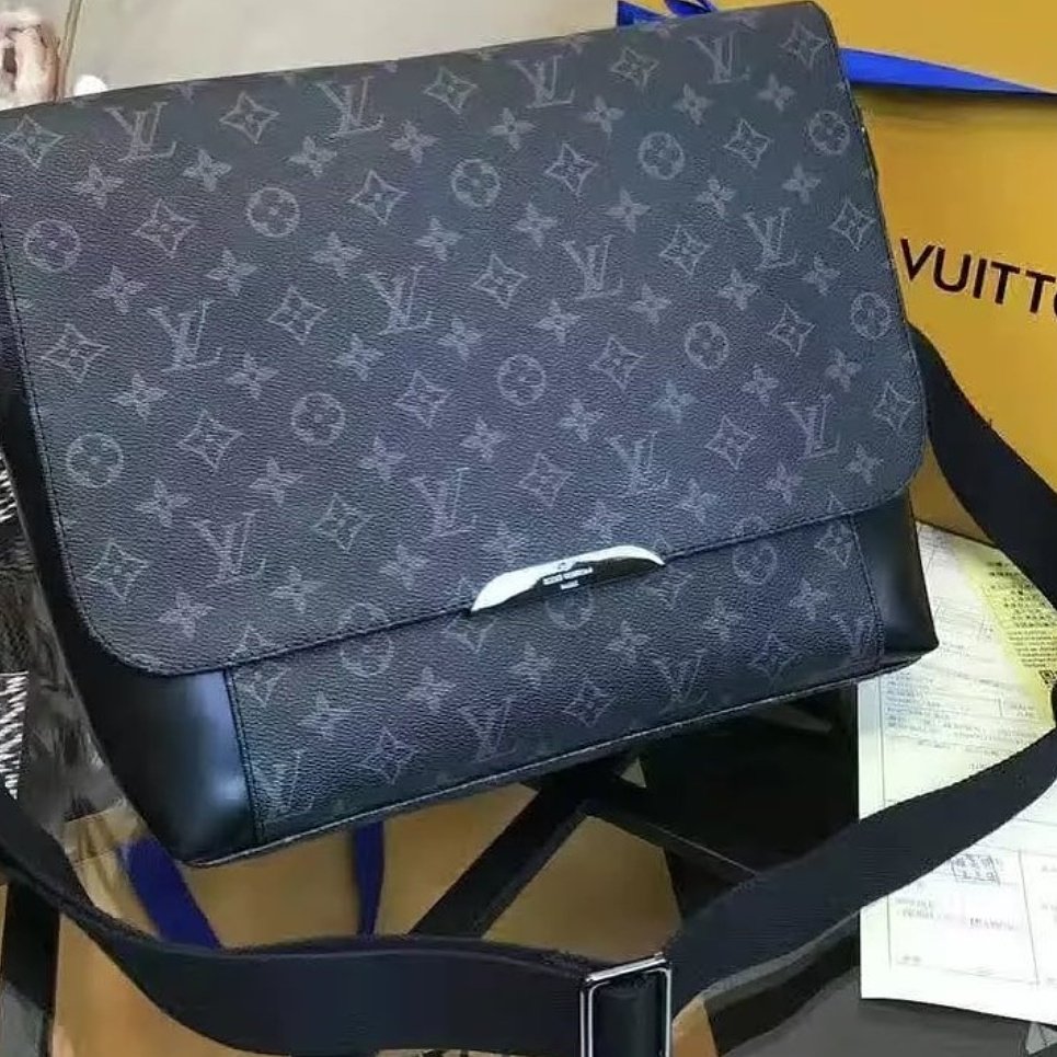 LuxDesignsUK's tweet photo. Louis Vuitton messenger bags - great for work ✔️ https://t.co/HqlCIA6pUC