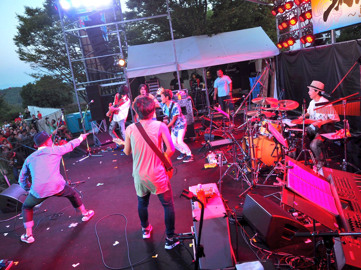 kariyushi58info's tweet photo. 【熊本！】

琉球の風、ありがとうございました！
愛のつまった素晴らしいイベントに今年も出演させて頂き光栄です！

このイベントならではのコラボ！
アンマーにHYより英之さん、ギターYOSHIROさん、オワリはじまりではBEGIN優さんが参加！！

最高の1日に感謝！また来年〜！ https://t.co/Y4tOlbfT5c