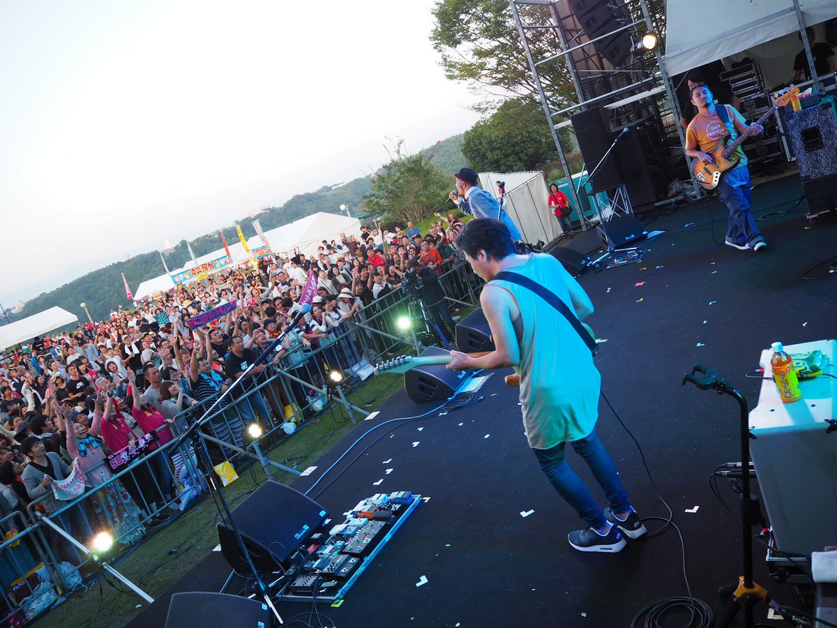 kariyushi58info's tweet photo. 【熊本！】

琉球の風、ありがとうございました！
愛のつまった素晴らしいイベントに今年も出演させて頂き光栄です！

このイベントならではのコラボ！
アンマーにHYより英之さん、ギターYOSHIROさん、オワリはじまりではBEGIN優さんが参加！！

最高の1日に感謝！また来年〜！ https://t.co/Y4tOlbfT5c