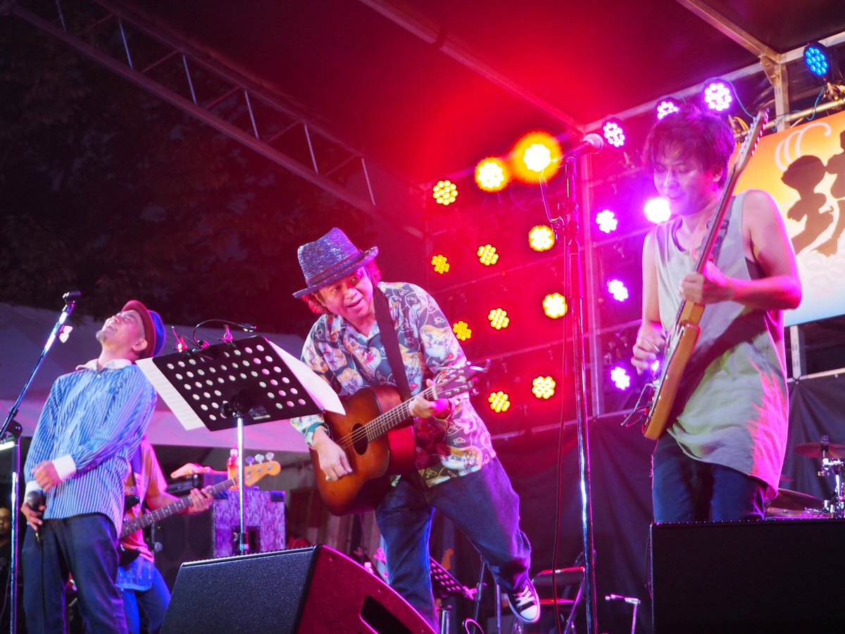 kariyushi58info's tweet photo. 【熊本！】

琉球の風、ありがとうございました！
愛のつまった素晴らしいイベントに今年も出演させて頂き光栄です！

このイベントならではのコラボ！
アンマーにHYより英之さん、ギターYOSHIROさん、オワリはじまりではBEGIN優さんが参加！！

最高の1日に感謝！また来年〜！ https://t.co/Y4tOlbfT5c