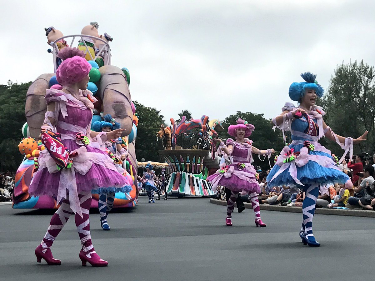 五井ヒロト 東京ディズニーリゾートの景色515 ハロウィーンポップンライブの景色 こちらはポップスステージ 三びきの こぶたとアイドルマミーによる かわいらしさ弾けるステージ ところで三びきのこぶたの名前全員言えますか 長男から