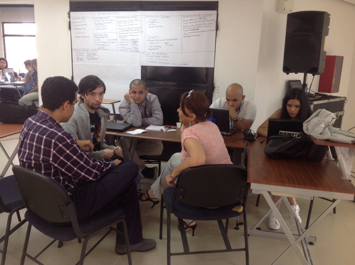 FundacionBOD's tweet photo. Continuamos en el #StartupWeekendMcbo Los grupos de trabajo afinan sus ideas y reciben acompañamiento de los mentores @ https://t.co/GoeMloIeMf