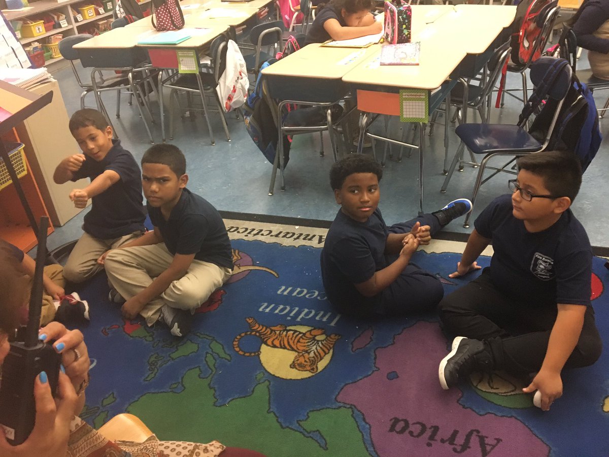 fassummerplus's tweet photo. The future engineers/scientist/teachers etc..figuring out how to make a leaf blower out of recycling materials @SWilsonELT @kelly_kmarquis https://t.co/mtj31bbGfB