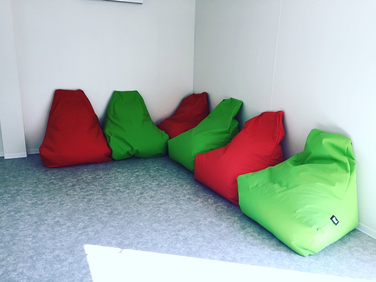 AtheneumEureka's tweet photo. Future classroom@eureka stap 2: start inrichting! #innovatie #digitale-inclusie #DBSF https://t.co/zuJQFqitkC