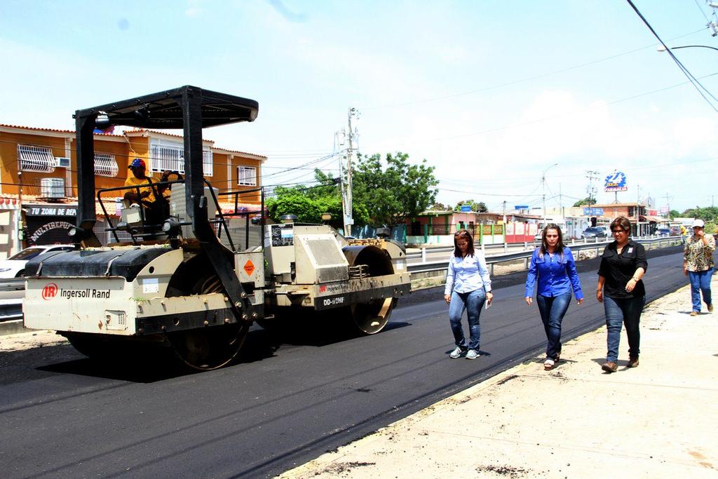IMTCUMAoficial's tweet photo. La Alcaldesa de #Maracaibo @EvelingTrejo inspeccionó los trabajos de reasfaltado en el Sector San Jacinto #UnaGestiónParaTodos https://t.co/gq4lldBXDu