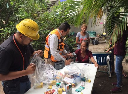 ssaludsonora's tweet photo. Continúa la Brigada de Salud trabajando en diferentes municipios de Morelos, atendiendo a damnificados por sismo #19S  #SonoraTeApoya https://t.co/aOhuTxWnWJ