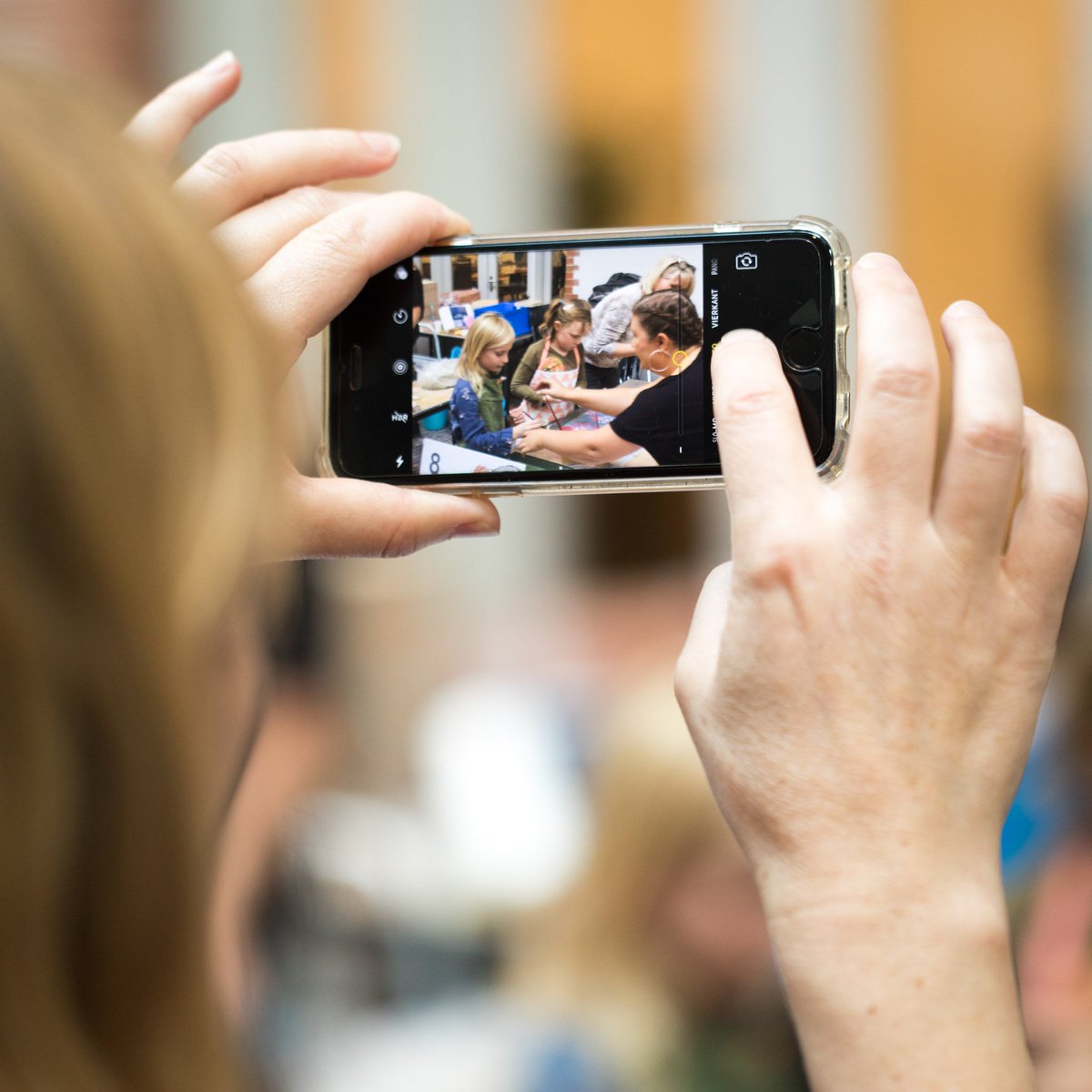 Papier marmeren bij <a href="/Ebruze/">Ebruze</a> was een hoogtepunt voor jong en oud. De kleurige prints trokken veel aandacht!