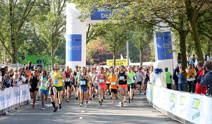 runningplus's tweet photo. Enthousiaste lopers voor de Vrede tijdens jubileumeditie Vredesloop Den Haag: https://t.co/ZwdomE5ZV7 #hardlopen #Vredesloop #DenHaag https://t.co/fKjT2mqM7i