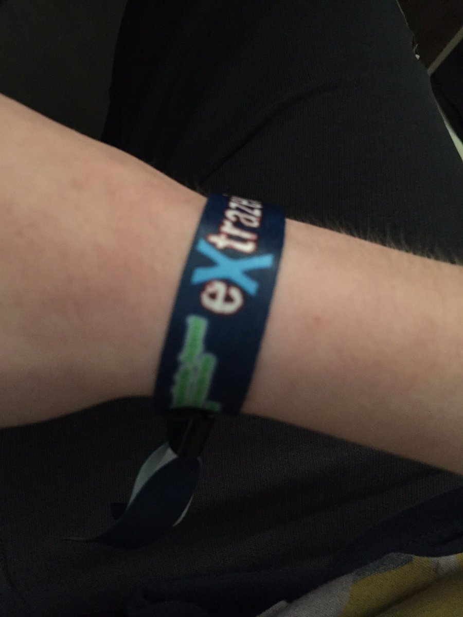 borussen_girl's tweet photo. Das ist eine neue Erfahrung für mich, mit so einem Armband zu duschen😂🤷🏻♀️ #eXtrazeit https://t.co/84hXrz8TYZ
