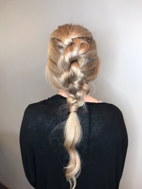 140Salon's tweet photo. #braid hairstyles will always be our fav ๐ซ๐โจ Rebeccaโs #knotbraid is everything ๐ https://t.co/hFPD5s3x9z