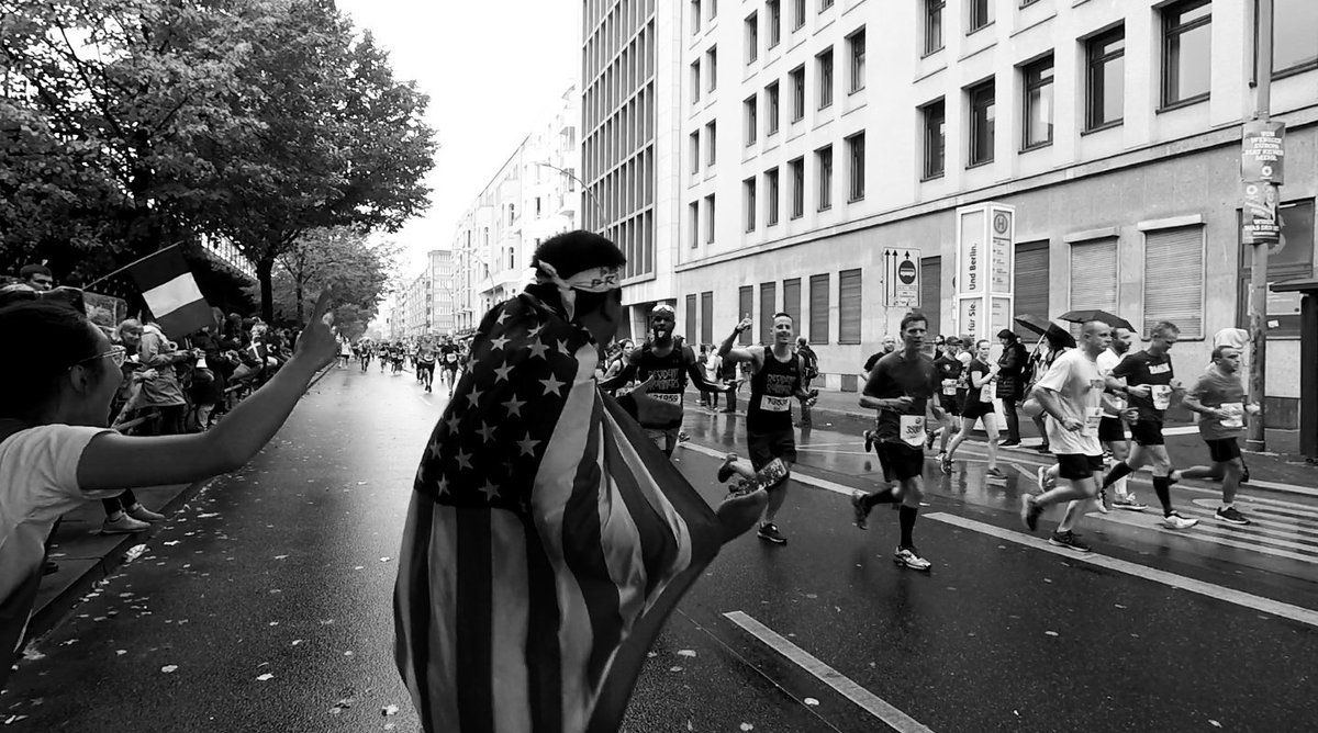 AmirMFigueroa's tweet photo. Caught Eric & Ray of @ResidentRunners while cheering at 36.5KM!!! Well done fellaz! #UARun #TeamUA #ResidentRunners #BerlinMarathon https://t.co/Q1pYAkp8lj