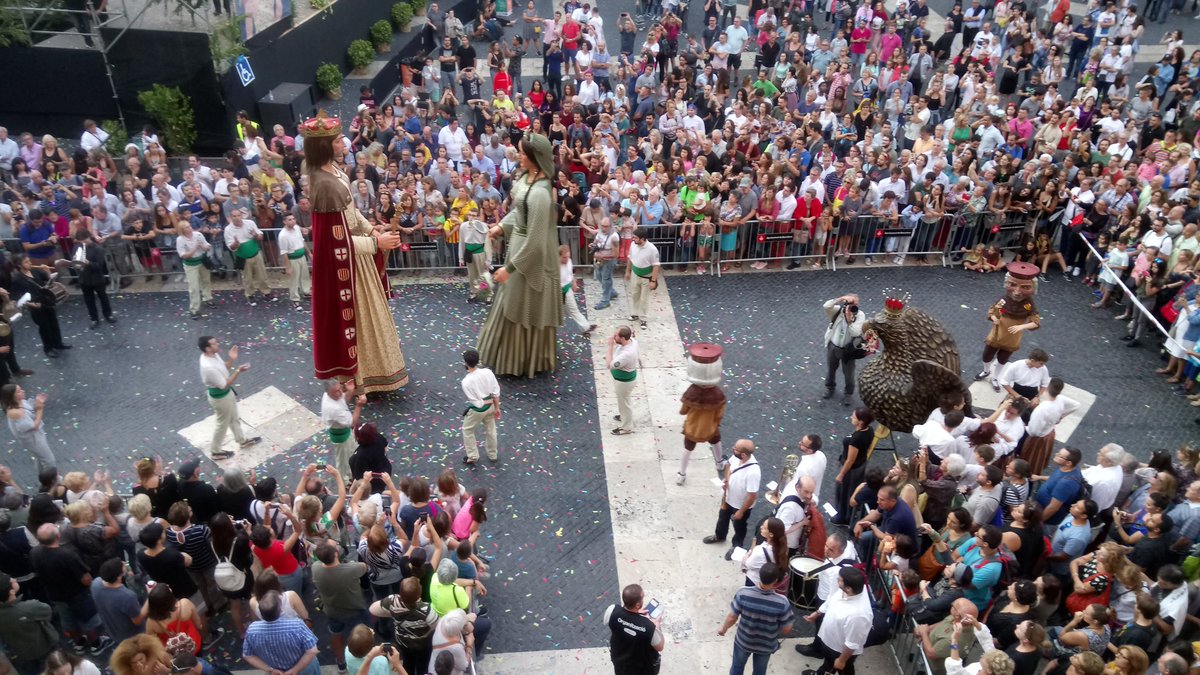 Una cinquantena de #gegants de tota la ciutat i esbarts d'arreu participen en la Cavalcada de la #Mercè17 #culturapopular