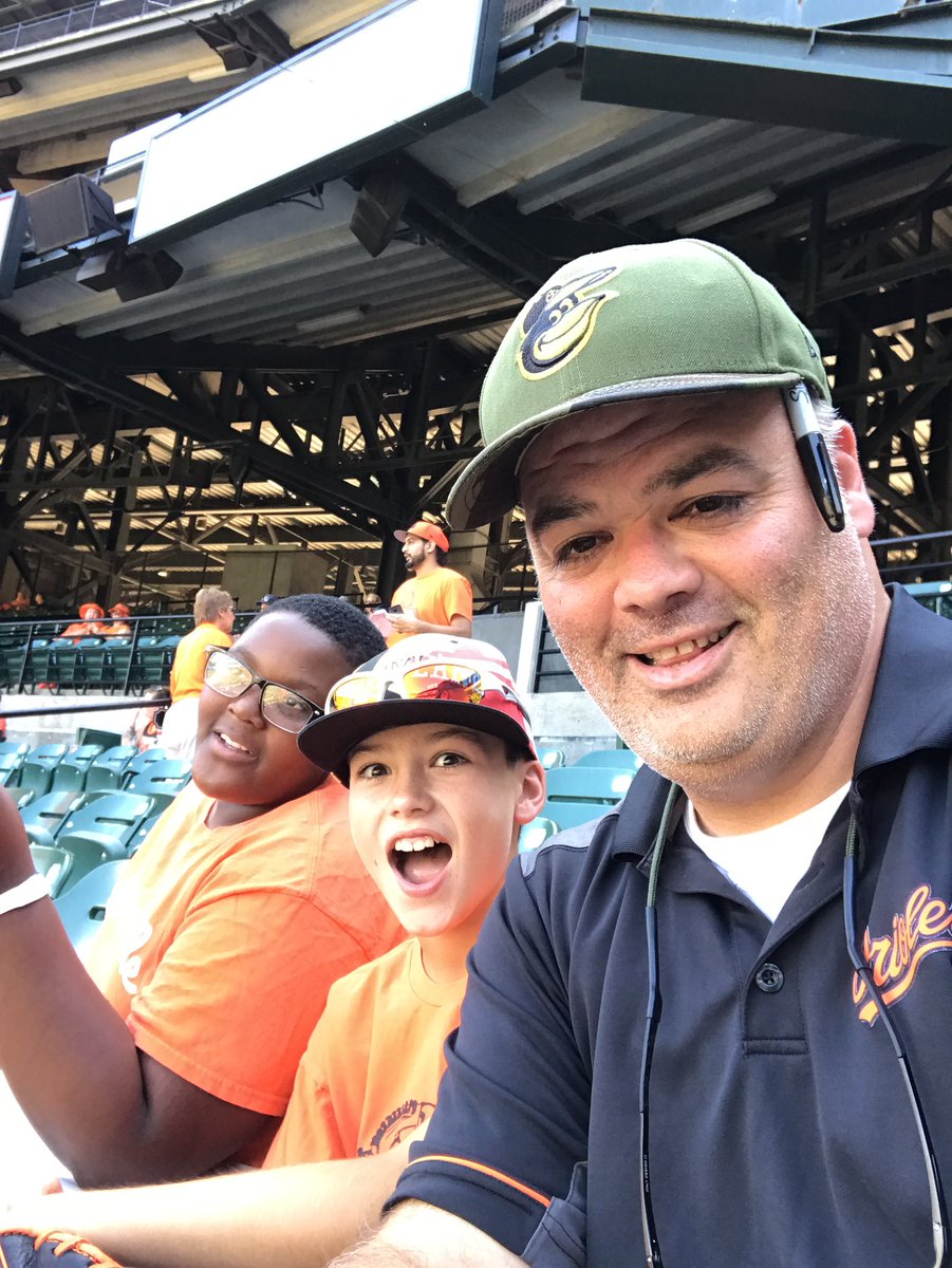 BigHeadQuarters's tweet image. #pizzabolis #bringmepizza @Orioles. Pizza Bolis this is my last chance. Look at these starving faces Sec 32 row 26