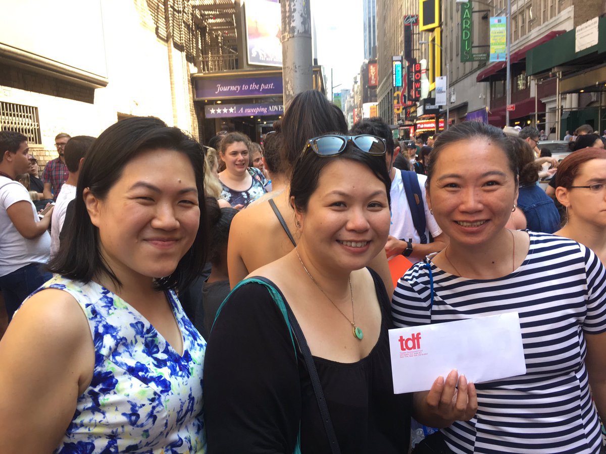 TDFNYC's tweet image. More winners! These ladies can't wait to see @PigsMusical 🐷 #BroadwayFlea