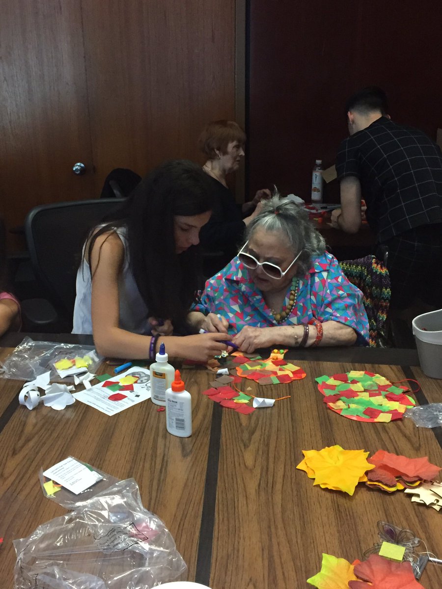 UJAfedNY's tweet photo. We had an AWESOME morning making sukkah decorations with the seniors at the @newjewishhome! #10DaysOfAwesome https://t.co/uLBOYiwxEY