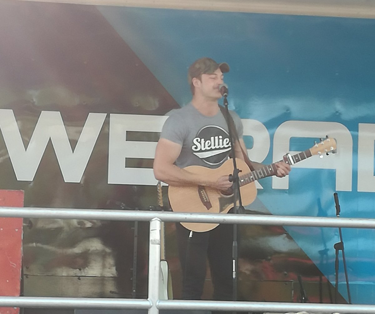 TheartHenriette's tweet photo. Was lekker om jou te sien by @diepalms @BrendanPeyper
#HyLoopOop
#TweeIsBeterAsEen
#StopWagBlyNognBietjie
@SelectMusiek https://t.co/ZMzjmxUgxH