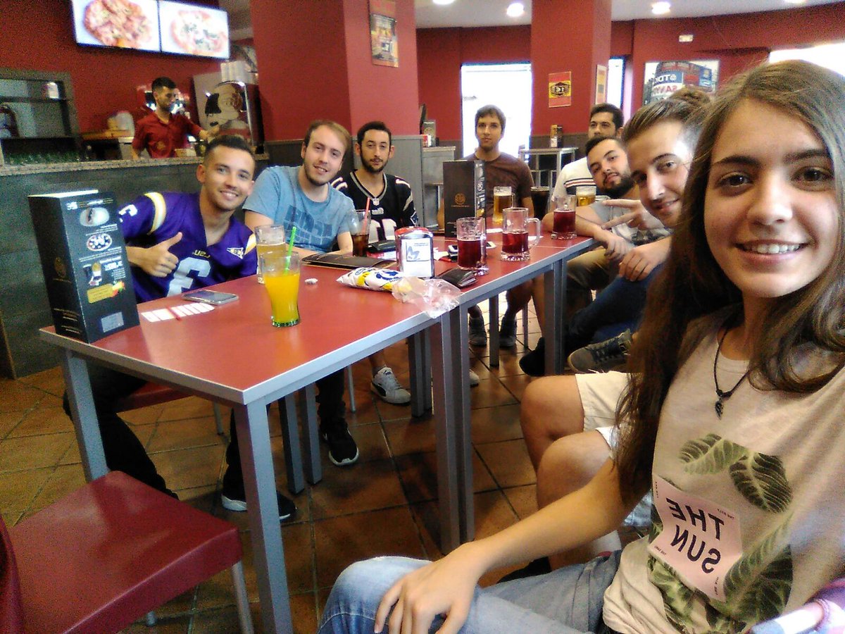 Se puede ver otro Football en Villanueva!! Estamos en <a href="/100bocapizz/">Cien Boca-pizz</a> viendo la #NFL🏈