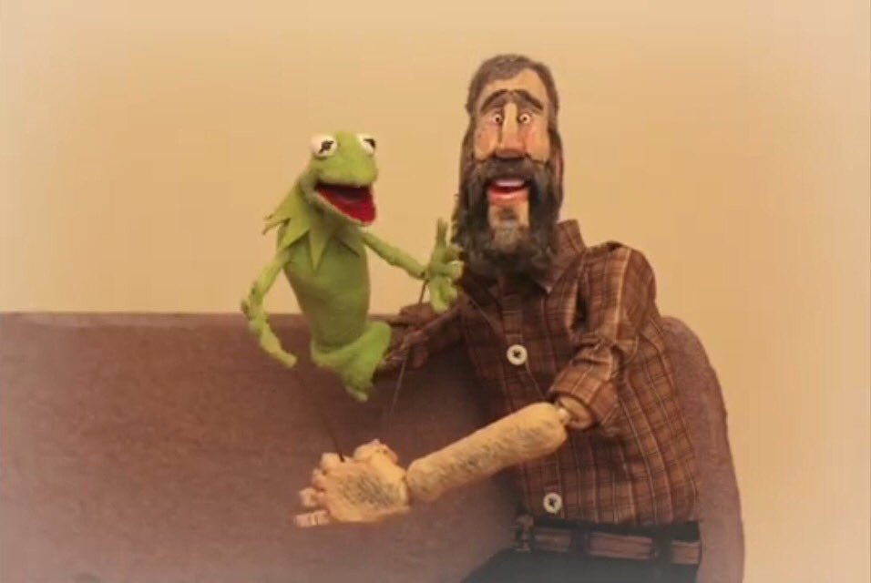 the_dailypuppet's tweet photo. Hommage à Jim Henson pour le jour de son anniversaire. #JimHensonDay  https://t.co/Q4faUGwm4V via @youtube https://t.co/HbNcUUMauf