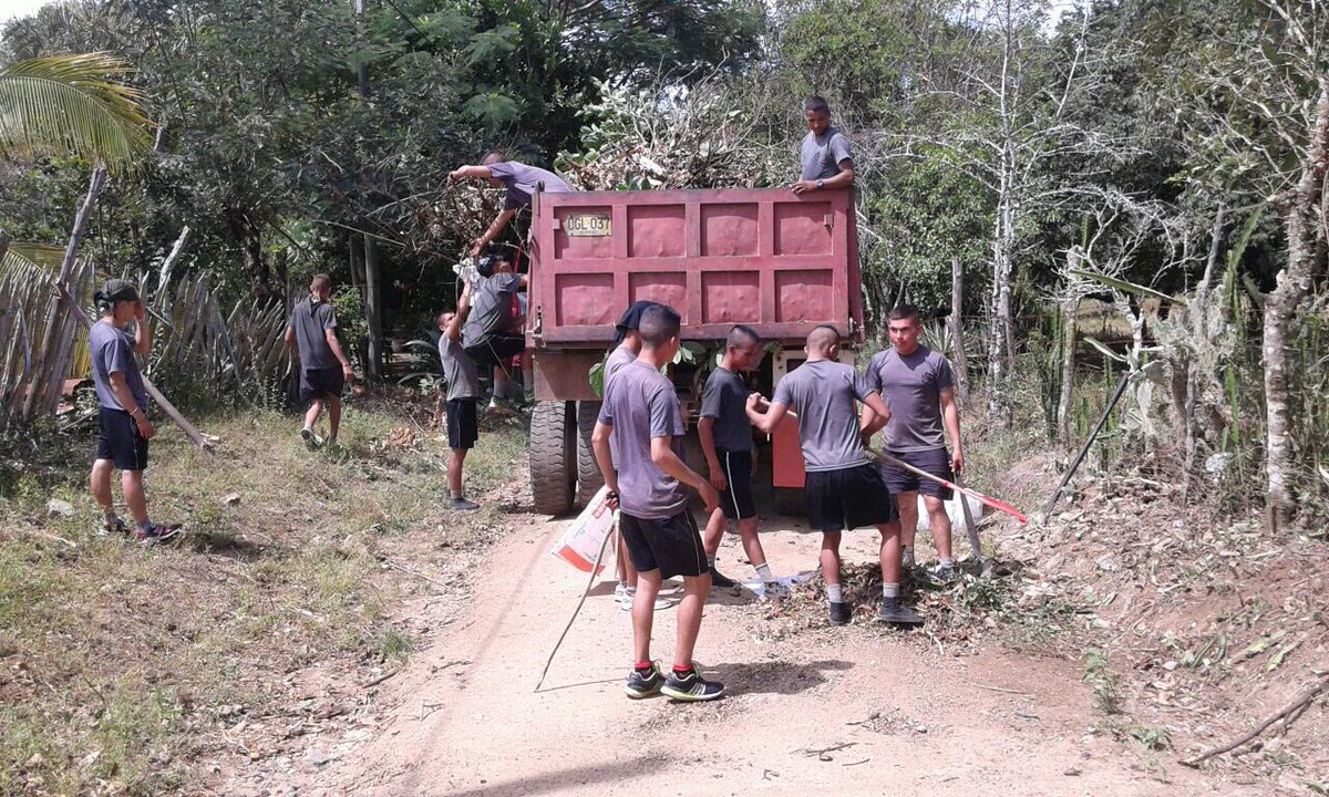 Ejercito_Div5's tweet photo. Héroes Multimisión del Bat Rooke de la #VIBrigada, realizan #AestaHora jornada de limpieza y embellecimiento en el corregimiento de #Doima https://t.co/X2KMxIJoW8