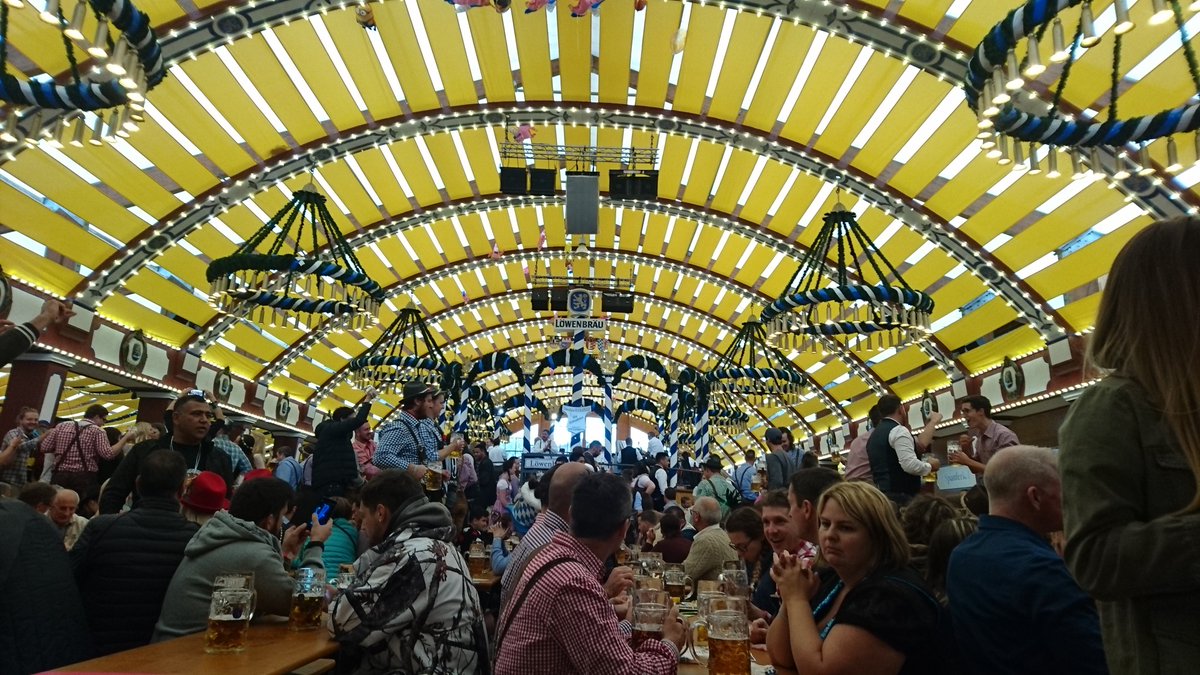 かわかみよう オクトーバーフェストのホフブロイとレーベンブロイのテント内 ドイツの流行りの曲は歌えなくても ウィー アー ザ チャンピオンさえ歌えればテントのテンションにはついていけます 大根の皿は 南ドイツの伝統的ビールのつまみ お勧めです