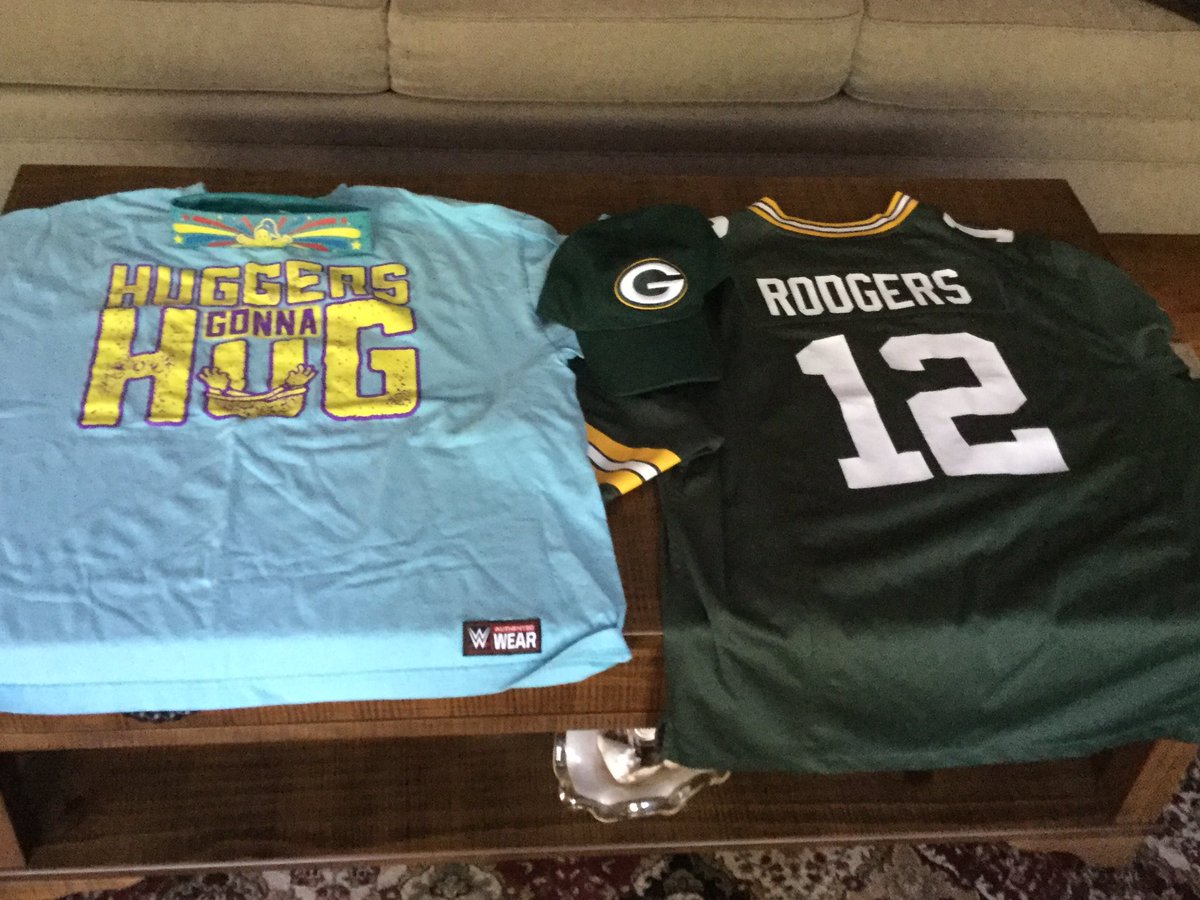 dieselpat26's tweet photo. Cannot wait for the @packers game then @itsBayleyWWE winning the #Raw Women's Title @ #NoMercy #GoPackGo #CINvsGB #ImAHugger #HuggerGonnaHug https://t.co/gH0acqxbvU