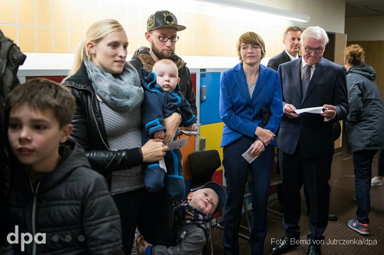 Almanya Cumhurbaşkanı ve eşi, sıradan bir Vatandaş gibi oyunu kullanmak için sırada bekliyeli birkaç saat oldu.