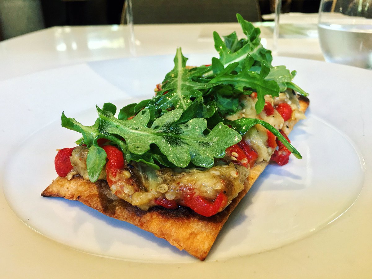 Coca fina de pan con #escalibada y #ensalada de brotes tiernos 🍃
¡Delicioso! 👏🏻
#ElsGolafres #Foodies #FoodiesBCN #Gourmet #Foodporn