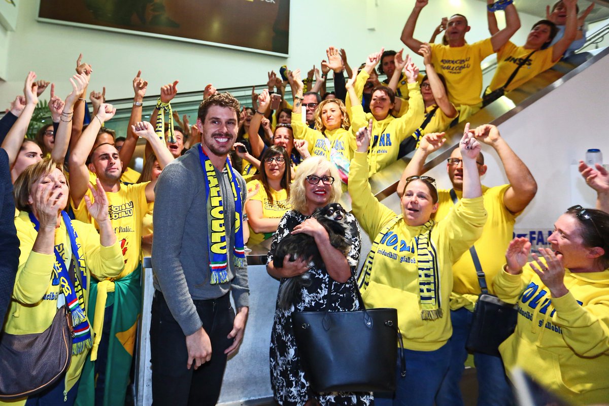 modenavolley's tweet photo. Yellow invasion to the airport for the captain @brunorezende1 !!! Here the incredible  video https://t.co/eeVELxKQ5r Have you ever seen it? https://t.co/l3rnvku4oI