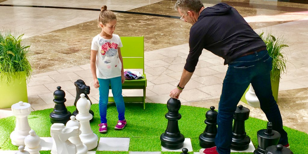 WestfieldSFC's tweet image. Father-daughter bonding moment under the dome. #thedome #WestfieldSFCentre #AlwaysSF #chess #sf