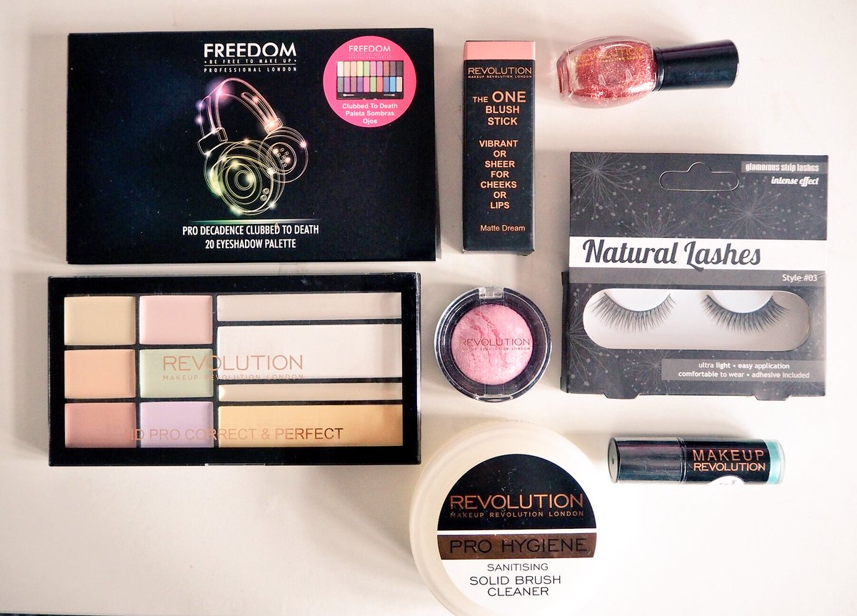 🌟GIVEAWAY🌟

Makeup Revolution Bundle! 💄💁🏽 

Follow @EmmaLouB_ + RT! Ends 1st October 9pm. UK only. No quoted tweets. #Giveaway #bbloggers