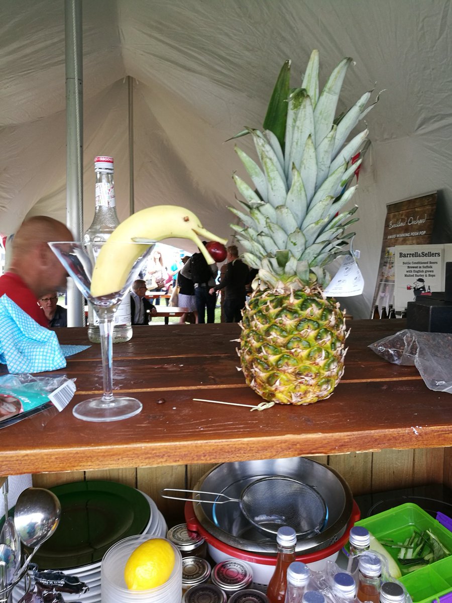 delythwyn's tweet photo. Today I learnt how to make #bananadolphin with @Distiller69 @beersinafield #mylifeiscompletenow 😂 https://t.co/VZr6UiqtGg